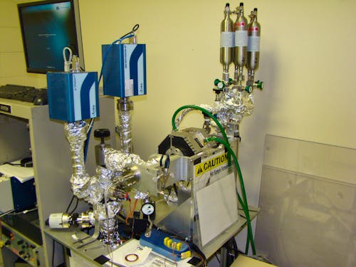 Thermal desorption spectroscopy (TDS) system at the STAR laboratory