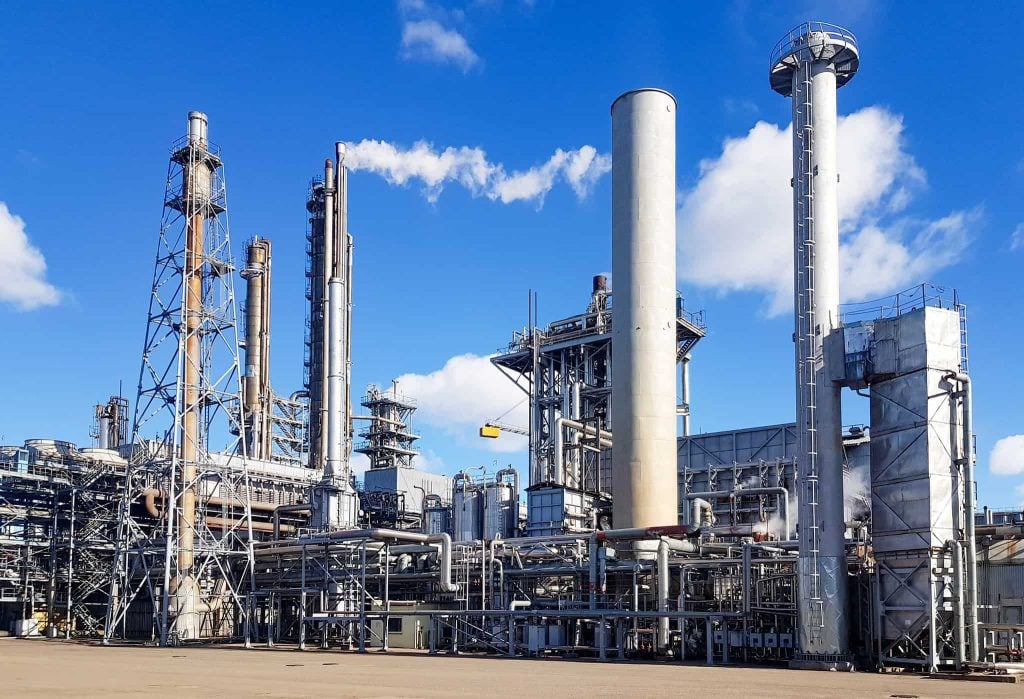 Large-capacity workshop for the production of ammonia of a petrochemical plant.